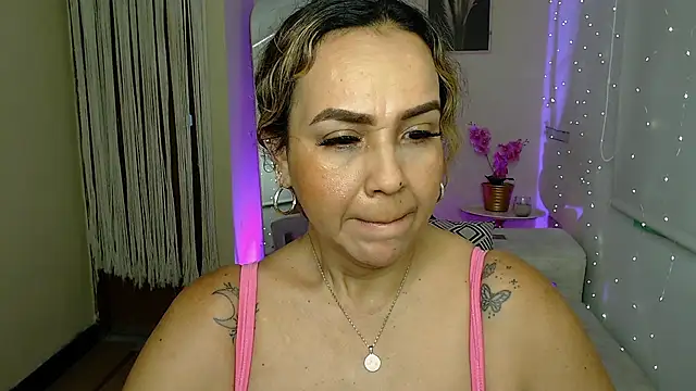 Snapshot of Aunty_milf chatting on 6, 7, 2026 Aunty milf online show from 6, 7, 2026