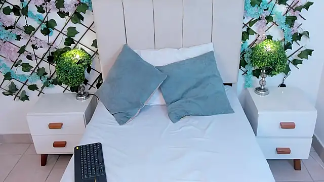 Snapshot of CharlotteBlossom chatting on 1, 12, 2025 CharlotteBlossom online show from 1, 12, 2025