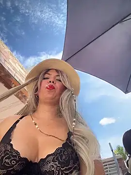 Snapshot of IsaSantoDomingo chatting on 4, 12, 2025 IsaSantoDomingo online show from 4, 12, 2025