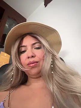 Snapshot of IsaSantoDomingo chatting on 15, 12, 2025 IsaSantoDomingo online show from 15, 12, 2025