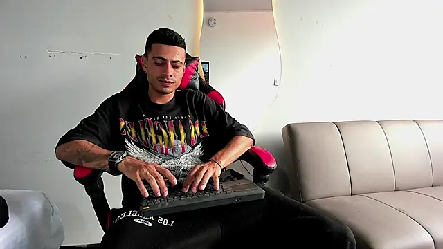 Snapshot of MatthewCullen chatting on 5, 12, 2025 MatthewCullen online show from 5, 12, 2025