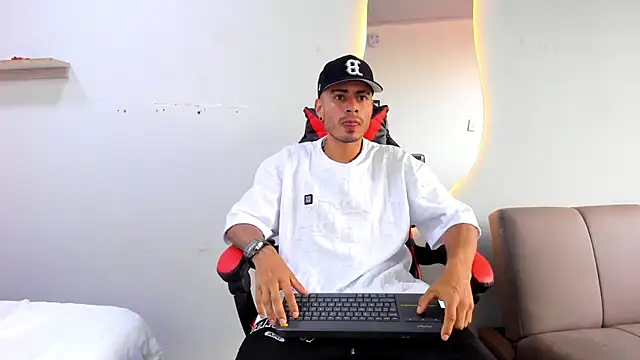 Snapshot of MatthewCullen chatting on 14, 12, 2025 MatthewCullen online show from 14, 12, 2025