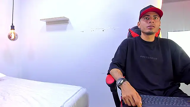 Snapshot of MatthewCullen chatting on 16, 12, 2025 MatthewCullen online show from 16, 12, 2025