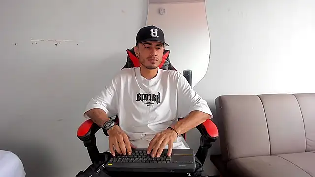 Snapshot of MatthewCullen chatting on 18, 12, 2025 MatthewCullen online show from 18, 12, 2025