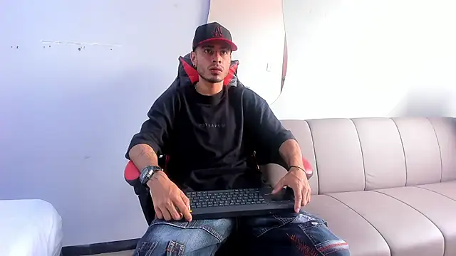 Snapshot of MatthewCullen chatting on 19, 12, 2025 MatthewCullen online show from 19, 12, 2025