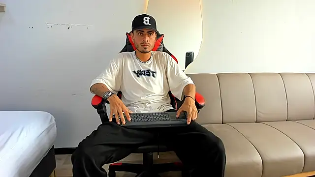 Snapshot of MatthewCullen chatting on 20, 12, 2025 MatthewCullen online show from 20, 12, 2025