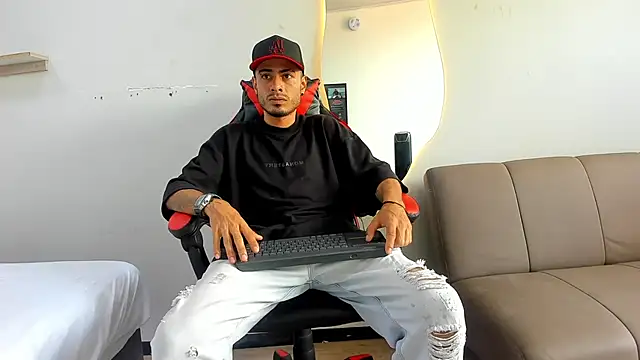 Snapshot of MatthewCullen chatting on 21, 12, 2025 MatthewCullen online show from 21, 12, 2025