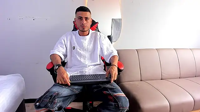 Snapshot of MatthewCullen chatting on 22, 12, 2025 MatthewCullen online show from 22, 12, 2025