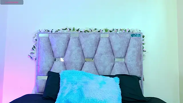 Snapshot of iris_and_damian chatting on 1, 4, 2026 iris and damian online show from 1, 4, 2026