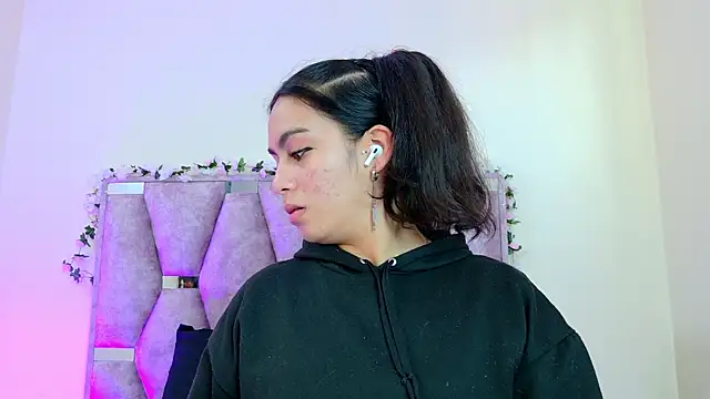 Snapshot of iris_and_damian chatting on 16, 4, 2026 iris and damian online show from 16, 4, 2026