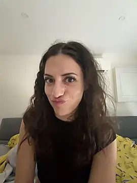 Snapshot of CoquineCharmeuse chatting on 12, 5, 2026 CoquineCharmeuse online show from 12, 5, 2026