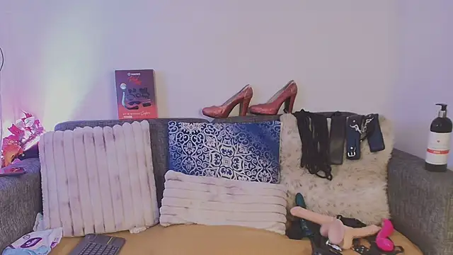 Snapshot of Laura_hotmilf chatting on 2, 4, 2026 Laura hotmilf online show from 2, 4, 2026