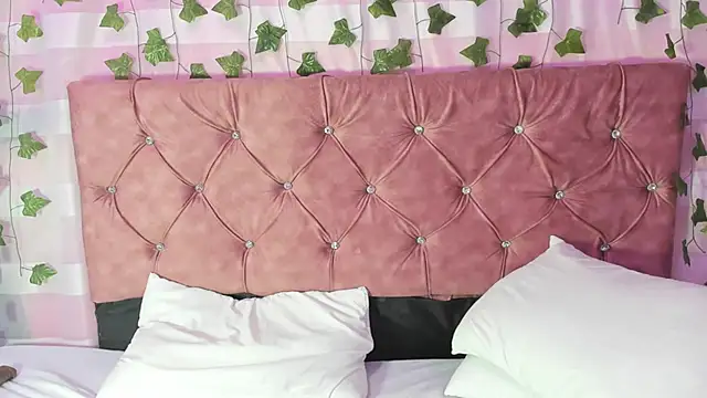 Ayla-marttinez online show from 6, 3, 2026