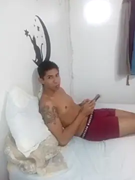 Snapshot of LolaAndBugs_ chatting on 16, 1, 2026 LolaAndBugs online show from 16, 1, 2026