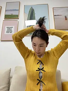 Snapshot of you-005 chatting on 20, 12, 2025 you-005 online show from 20, 12, 2025