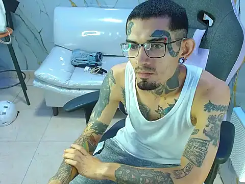 Snapshot of Boy_tatto77 chatting on 25, 4, 2026 Boy tatto77 online show from 25, 4, 2026