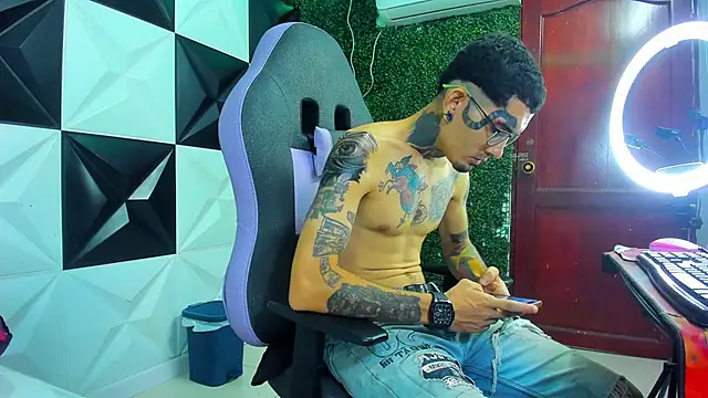 Snapshot of Boy_tatto77 chatting on 24, 5, 2026 Boy tatto77 online show from 24, 5, 2026