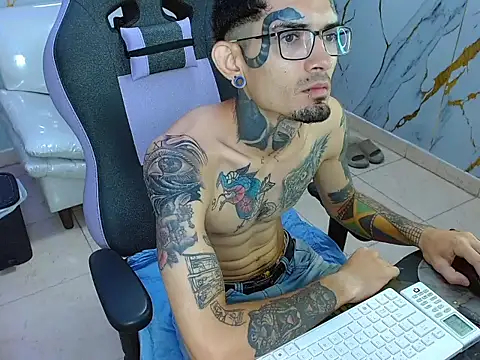 Snapshot of Boy_tatto77 chatting on 31, 5, 2026 Boy tatto77 online show from 31, 5, 2026