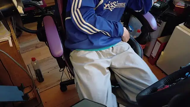 Snapshot of Gay-Versaut chatting on 4, 4, 2026 Gay-Versaut online show from 4, 4, 2026