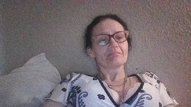 Snapshot of CrownedCuppa chatting on 8, 4, 2026 CrownedCuppa online show from 8, 4, 2026