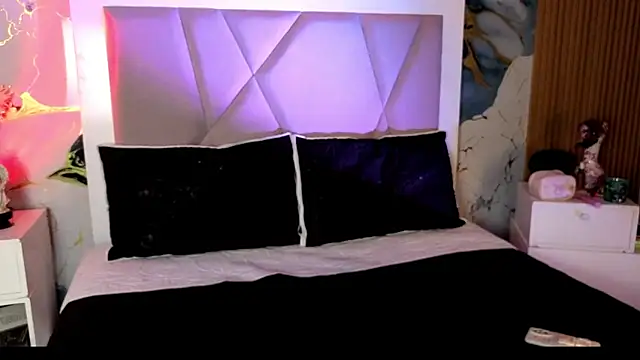 Snapshot of Sienna_Desiree chatting on 4, 4, 2026 Sienna Desiree online show from 4, 4, 2026