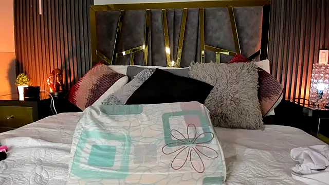 Chloe Connor online show from 5, 4, 2026