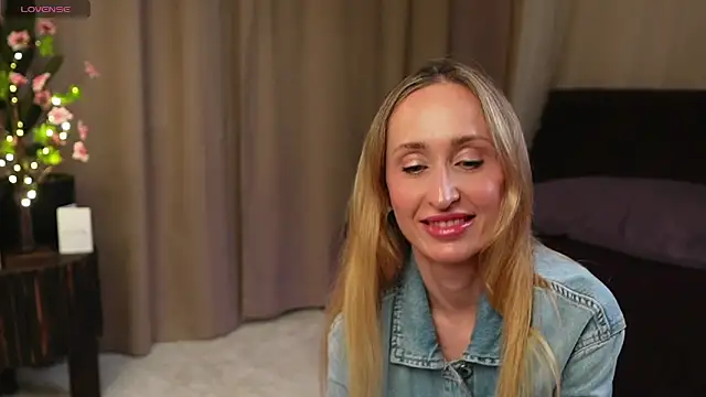 Snapshot of Emely_Moon chatting on 4, 6, 2026 Emely Moon online show from 4, 6, 2026