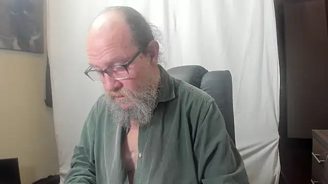 Snapshot of Uncle_Hottie chatting on 6, 1, 2026 Uncle Hottie online show from 6, 1, 2026