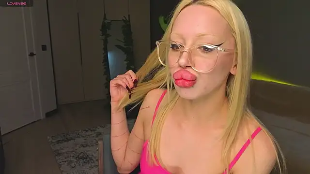 Snapshot of Luna_Beverly chatting on 19, 4, 2026 Luna Beverly online show from 19, 4, 2026