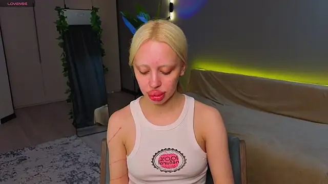 Snapshot of Luna_Beverly chatting on 14, 5, 2026 Luna Beverly online show from 14, 5, 2026