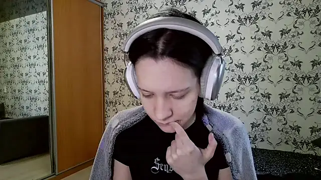 LxayBloom online show from 12, 3, 2026