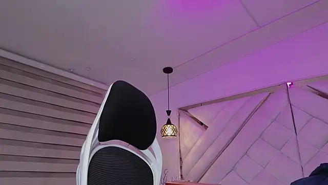 mia gatesvg online show from 11, 3, 2026