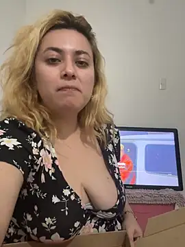 Snapshot of Lililuxx chatting on 8, 3, 2026 Lililuxx online show from 8, 3, 2026
