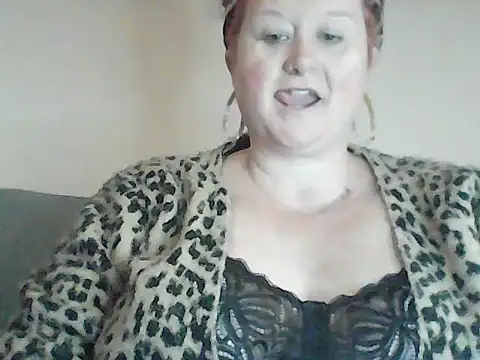 BustyRedxx online show from 4, 6, 2026