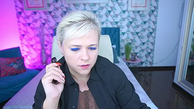 Snapshot of CrystalVibe chatting on 11, 5, 2026 CrystalVibe online show from 11, 5, 2026