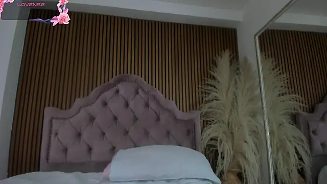 Snapshot of Violett_hott_ chatting on 21, 4, 2026 Violett hott online show from 21, 4, 2026