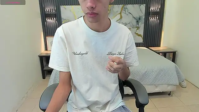 Snapshot of Dark_Desiree18 chatting on 4, 2, 2026 Dark Desiree18 online show from 4, 2, 2026