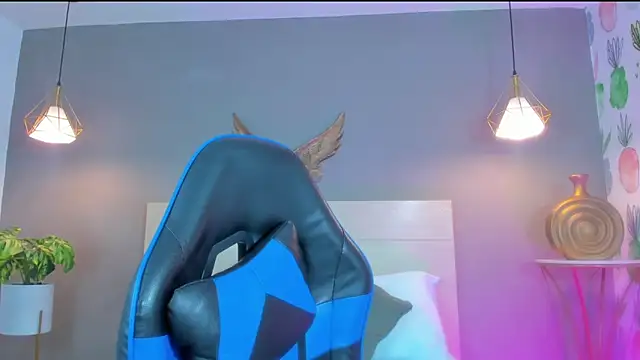 emma hiltonn  online show from 10, 4, 2026