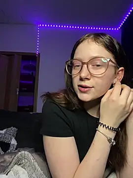 YoungLisaa18 online show from 2, 2, 2026