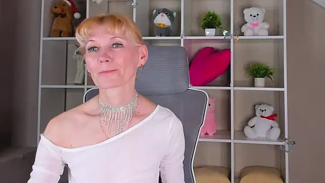 Julie Lucas online show from 6, 4, 2026