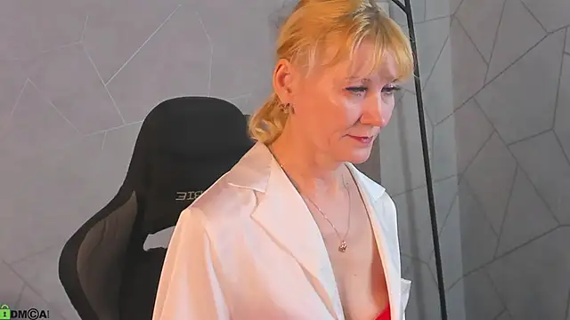 Snapshot of Julie_Lucas chatting on 21, 4, 2026 Julie Lucas online show from 21, 4, 2026