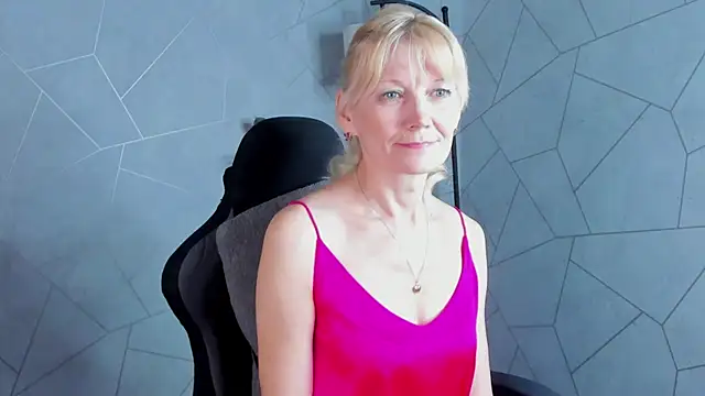 Snapshot of Julie_Lucas chatting on 17, 5, 2026 Julie Lucas online show from 17, 5, 2026