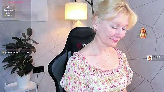 Snapshot of Julie_Lucas chatting on 2, 6, 2026 Julie Lucas online show from 2, 6, 2026