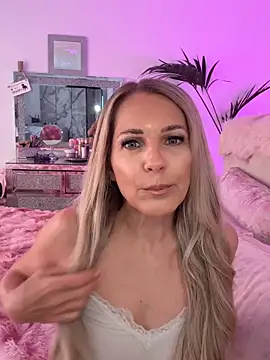 Snapshot of JulieSol chatting on 4, 4, 2026 JulieSol online show from 4, 4, 2026