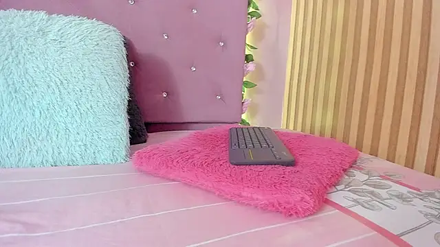 lovely  kiss   online show from 21, 4, 2026