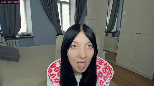 Snapshot of RoxanneComisky chatting on 8, 2, 2026 RoxanneComisky online show from 8, 2, 2026