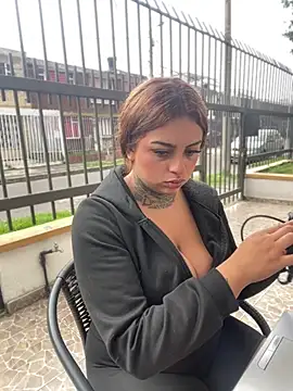 Snapshot of EmilyMoore_Pink chatting on 7, 2, 2026 EmilyMoore Pink online show from 7, 2, 2026