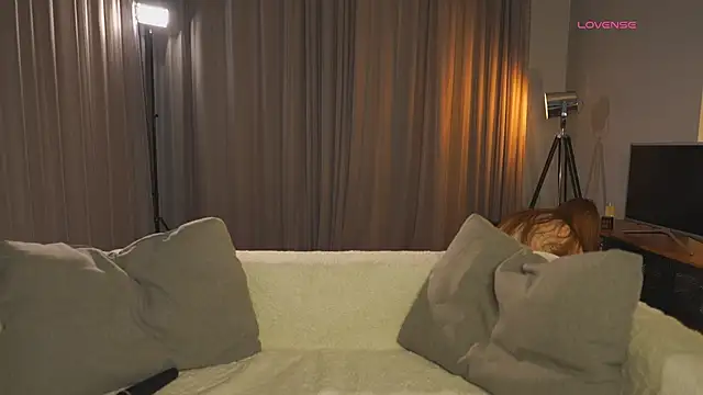 Snapshot of SharaNewbern chatting on 7, 2, 2026 SharaNewbern online show from 7, 2, 2026