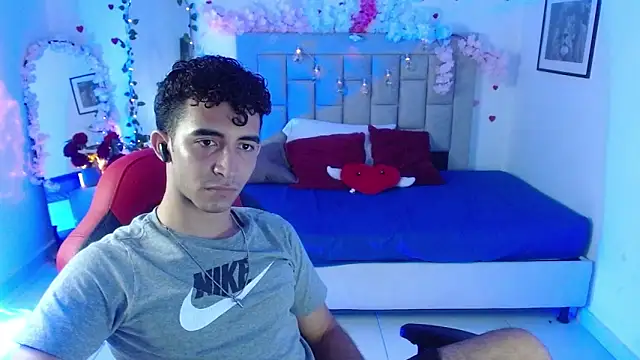 Snapshot of Caius_fox chatting on 7, 4, 2026 Caius fox online show from 7, 4, 2026