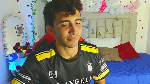 Snapshot of Caius_fox chatting on 10, 4, 2026 Caius fox online show from 10, 4, 2026